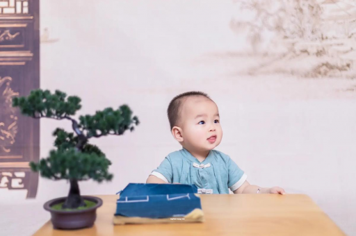 来宾宝宝眼睛突然肿了